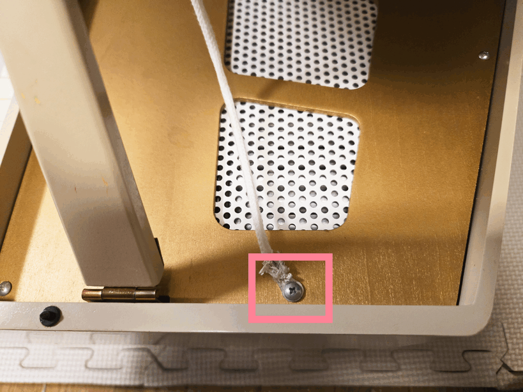 KAWAIミニピアノのネジ１か所を示した写真