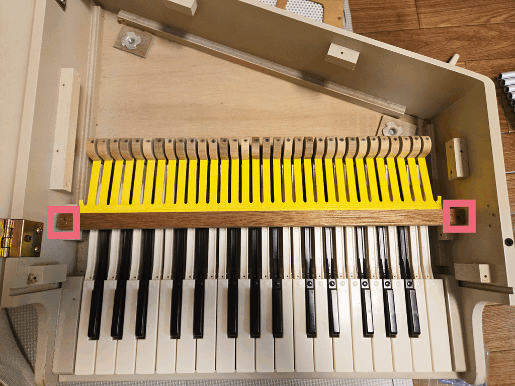 KAWAIミニピアノのハンマー部分。ネジ位置を示した写真。