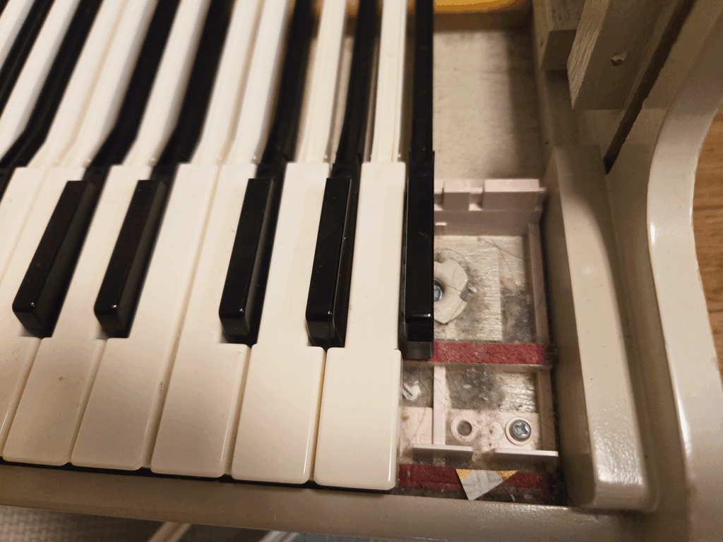 KAWAIミニピアノの鍵盤を2つ外し、ホコリが見えている写真