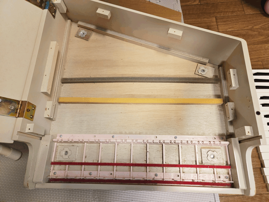 KAWAIミニピアノの鍵盤をすべて外した写真。